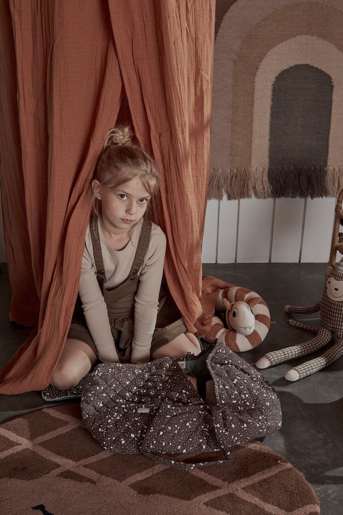 Girl sitting in canopy with OYOY Doll Lift 