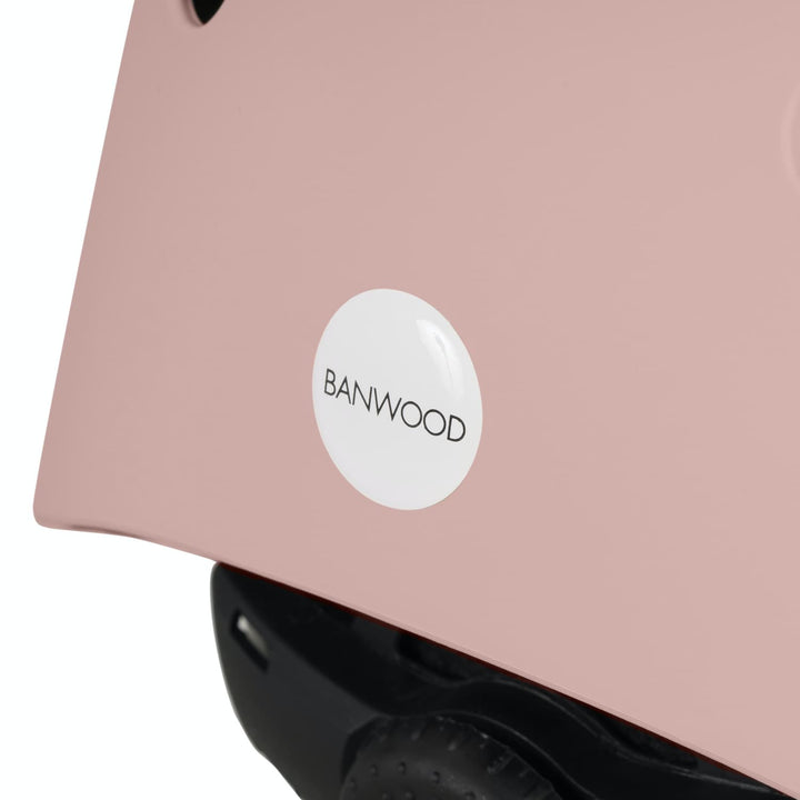 Close-up of a dusty rose colour helmet  with a white 'Banwood' label on a white background