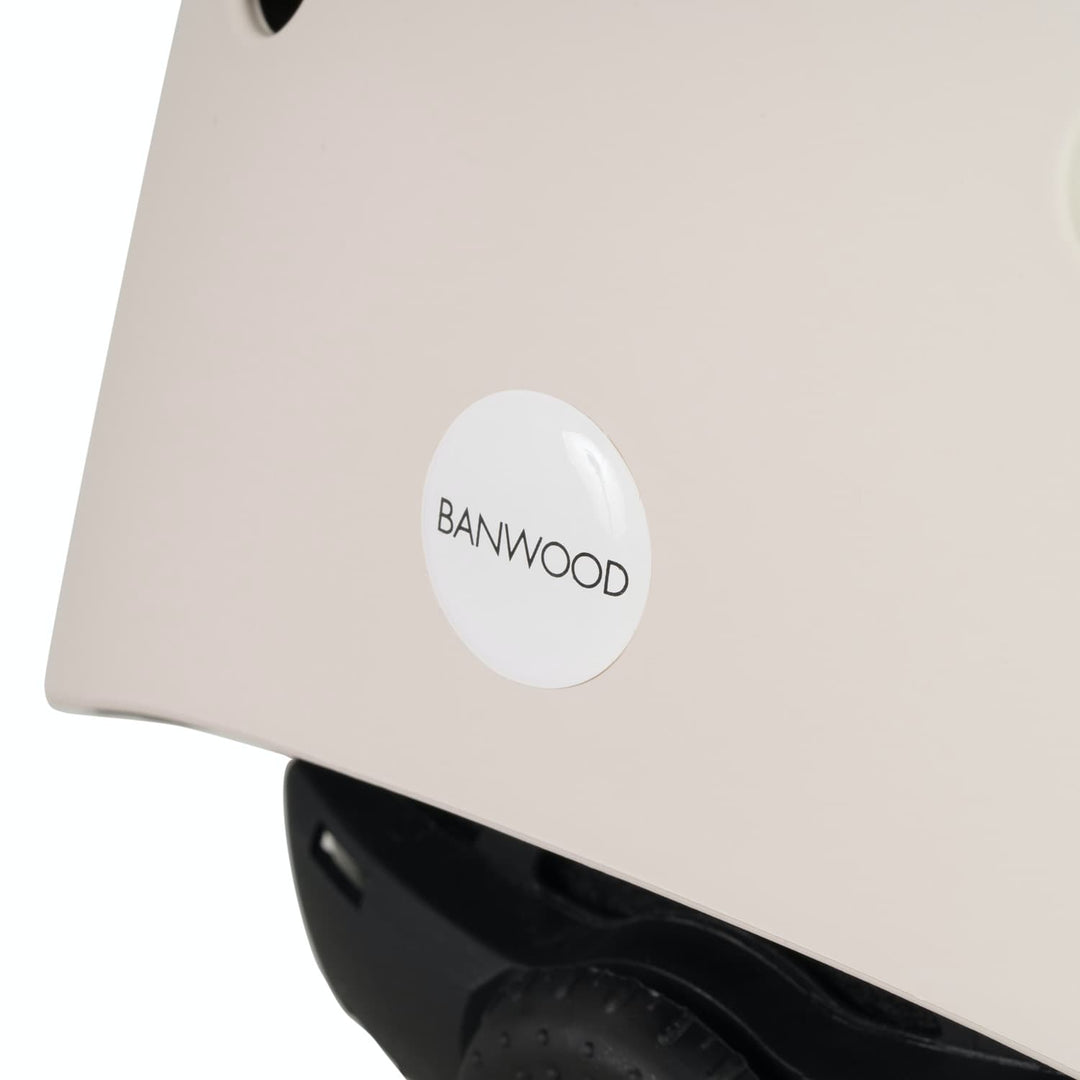 Close-up of a ivory colour helmet with a white Banwood label.