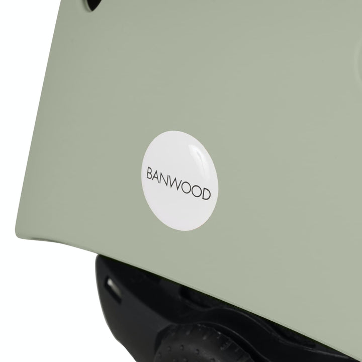 Close-up of a olive helmet with a white 'BANWOOD' label on a white background