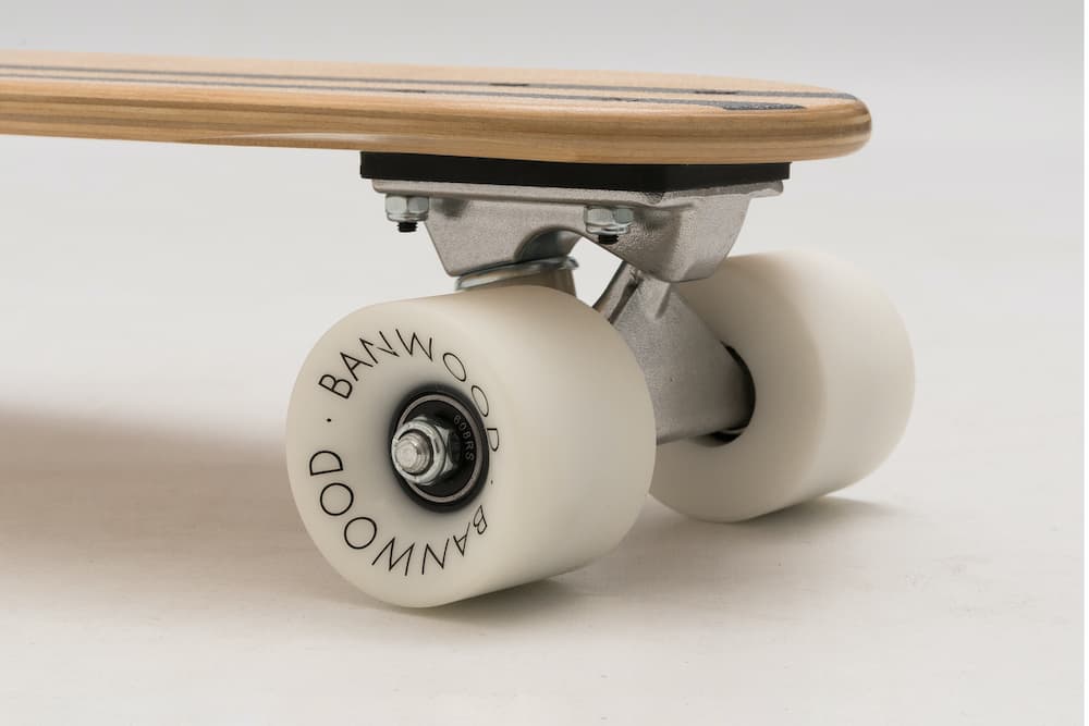 Banwood Skateboard close up of wheels