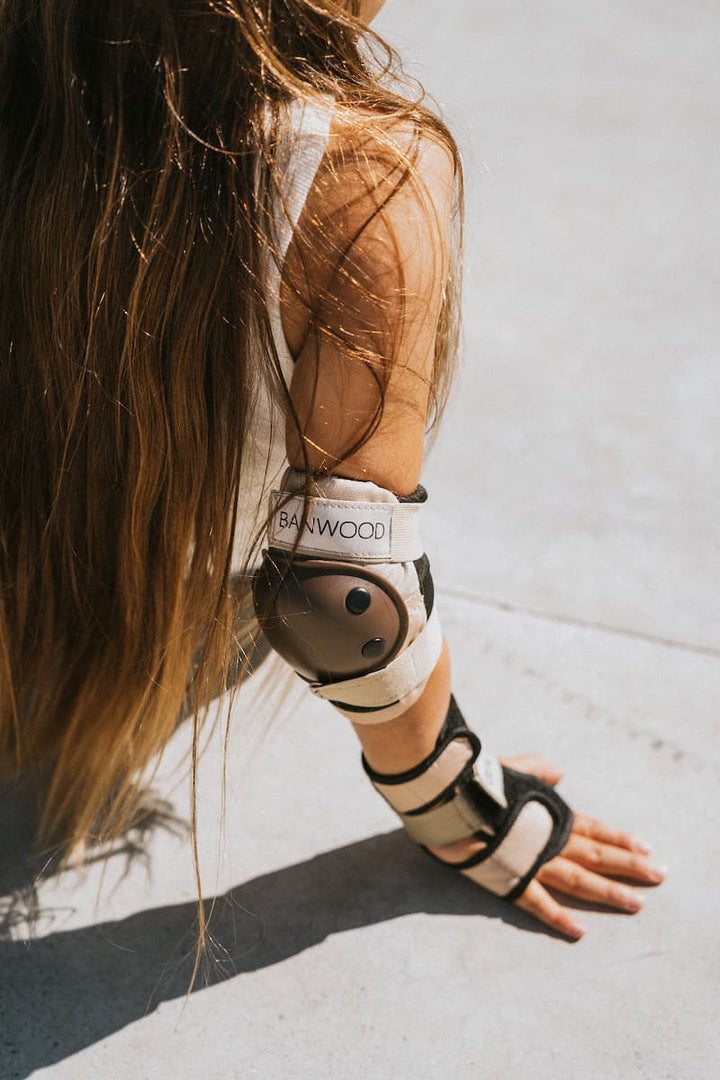 Girl wearing Banwood elbow pads and wrist guards