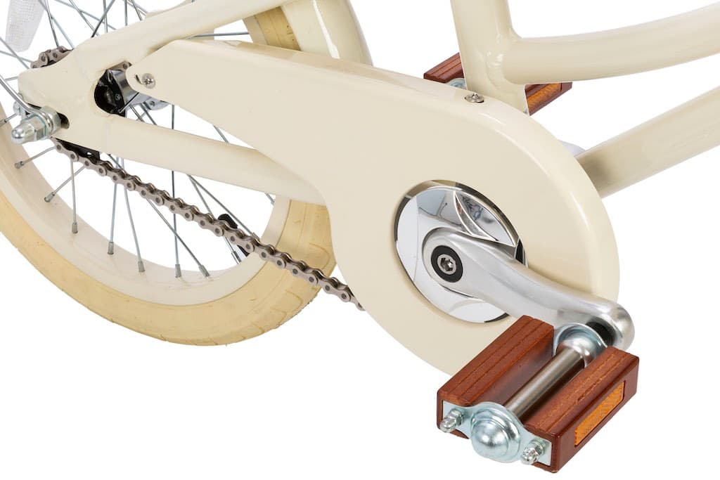Close up of the Banwood Cream Classic Bicycle wheels and chain