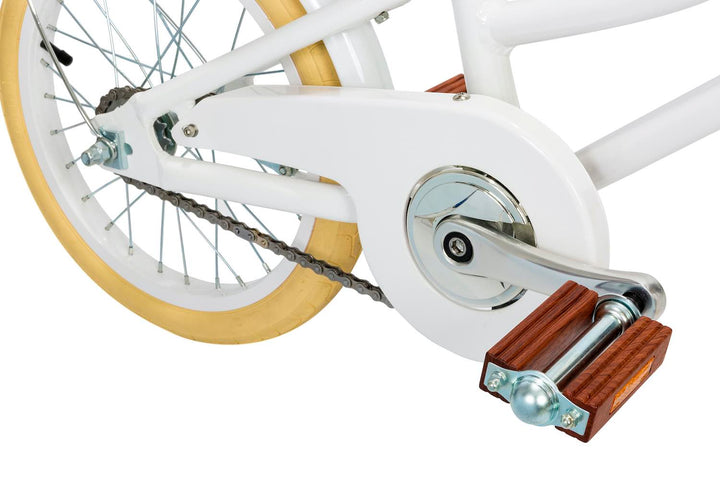 Close up of White Banwood Classic Bicycle pedal and chain
