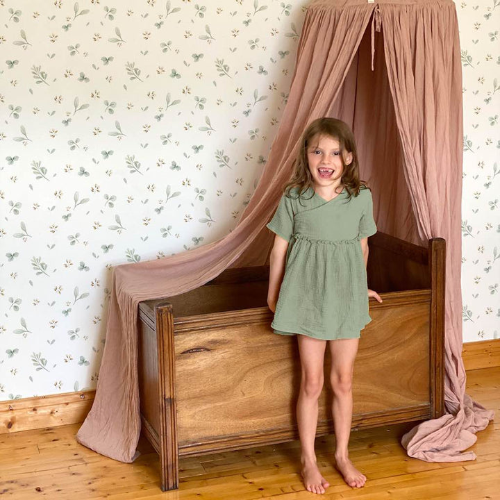Dekornik Leaves Minimini Wallpaper in bedroom with girl